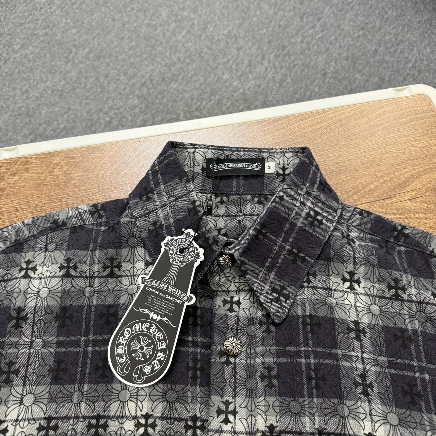 P230 💰Model number B26 Chrome Hearts classic cashew flower cross all-over printed jacquard long-sleeved top couple casual shirt 1️⃣Customized original jacquard fabric, high-quality pure cotton jacquard plaid fabric, soft and comfortable to the touch, a very high-quality fabric! 2️⃣The details of the workmanship are perfectly controlled. The lining is made of vest hemming, and the cuffs are made of double cross leather labels. It is different from the ordinary version. The collar is also designed with interlining, which shows high-end fashion and personality. The style is fashionable, simple and elegant, and it is a very versatile jacket! 4⃣️Complete accessories, all customized with original versions! Same style for men and women Color: cashew black Size: S, M, L, XL